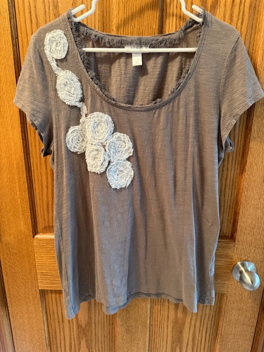 LOFT Taupe xl Short Sleeve Tee with Cream Rosette Accents